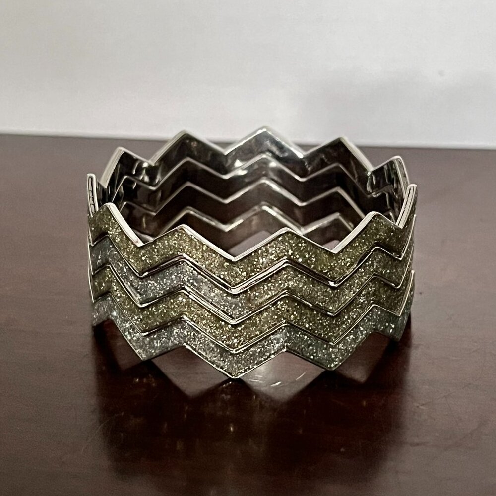 Beautiful 4 Piece Silver Sparkle Bangle Bracelet Stack (NEW‎ NWOT)!